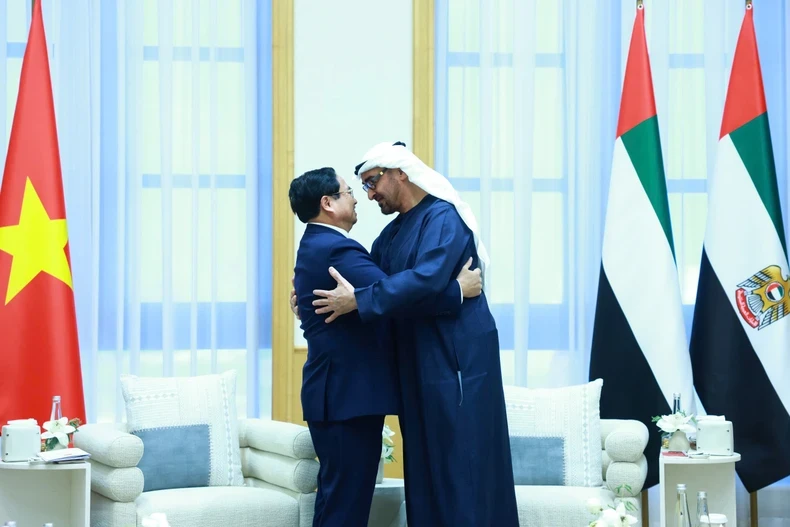 Tổng thống UAE Sheikh Mohammed bin Zayed Al Nahyan nồng nhiệt chào đón Thủ tướng Phạm Minh Chính. (Ảnh: Dương Giang/TTXVN)