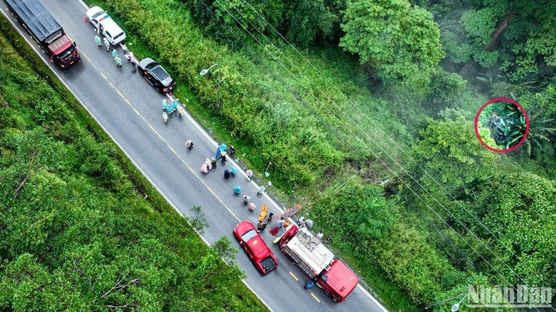 Hiện trường vụ ô-tô do Trang điều khiển chở thi thể ông V lao vực sâu trên đèo Bảo Lộc.