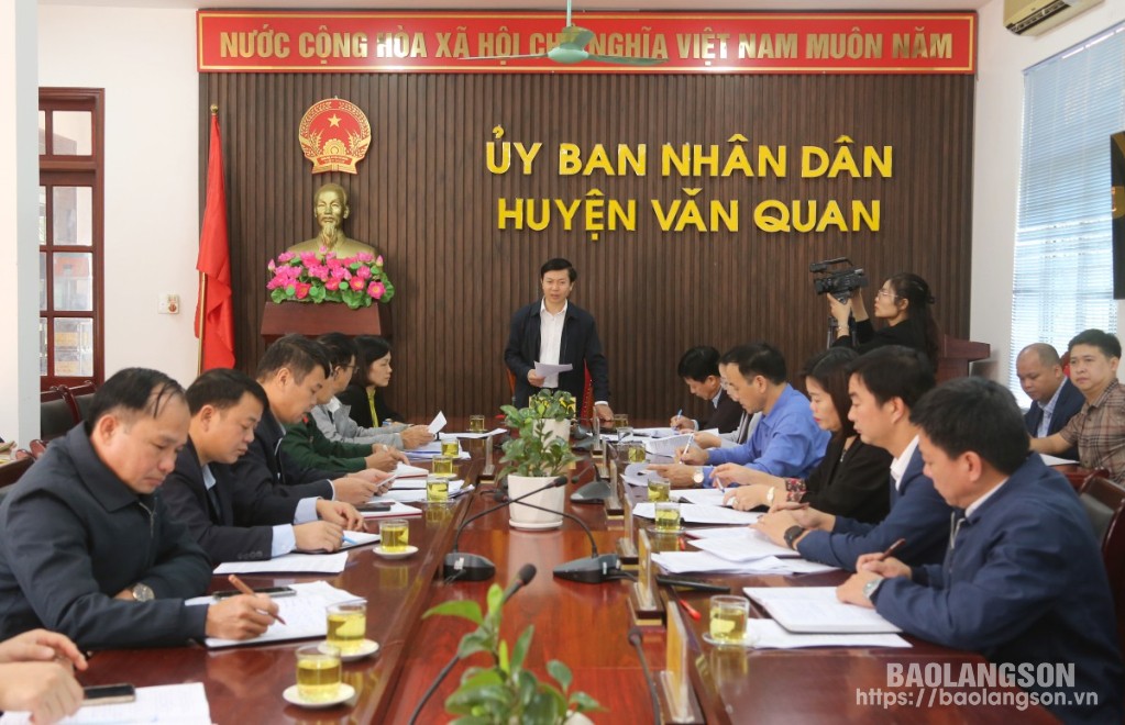 Đồng chí Nguyễn Hoàng Tùng, Ủy viên Ban Thường vụ Tỉnh ủy, Chủ tịch Ủy ban MTTQ Việt Nam tỉnh phát biểu tại buổi làm việc với UBND huyện Văn Quan