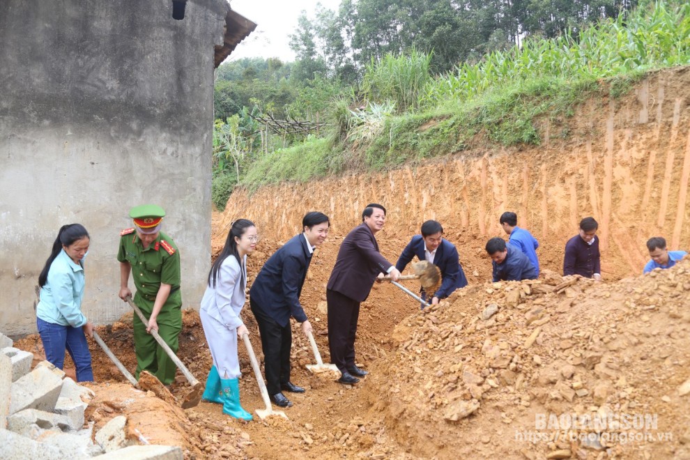 Các đại biểu thực hiện nghi thức khởi công xây dựng nhà cho gia đình ông Hoàng Văn Tích, hộ cận nghèo ở thôn Nà Thượng, xã Hòa Bình, huyện Văn Quan 