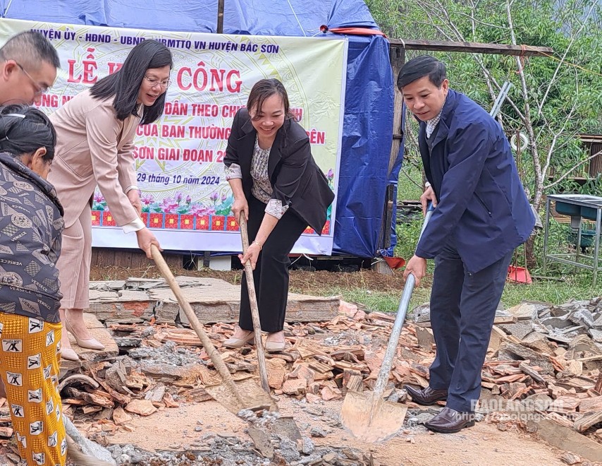 Các đại biểu thực hiện nghi thức khởi công xây dựng nhà cho gia đình chị Nguyễn Thị Hoa, ở thôn Hồng Phong 3, xã Chiến Thắng, huyện Bắc Sơn (ảnh Uỷ ban MTTQ Việt Nam huyện Bắc Sơn cung cấp)