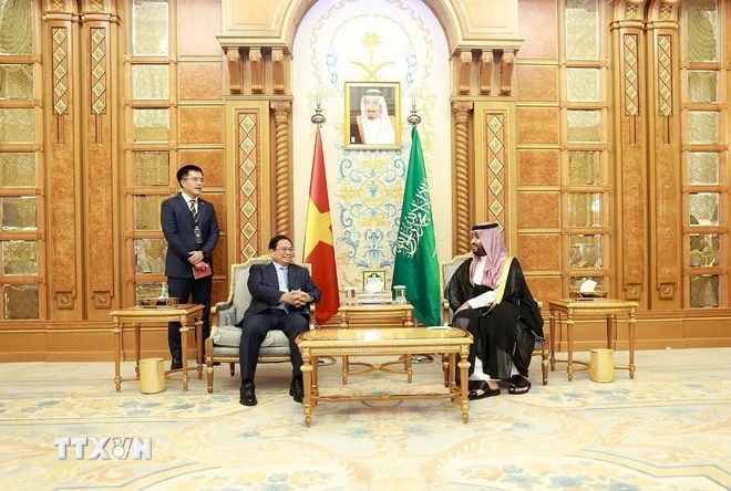 Thủ tướng Phạm Minh Chính gặp Hoàng Thái tử kiêm Thủ tướng Vương quốc Saudi Arabia Mohammed Bin Salman. (Ảnh: Dương Giang/TTXVN)