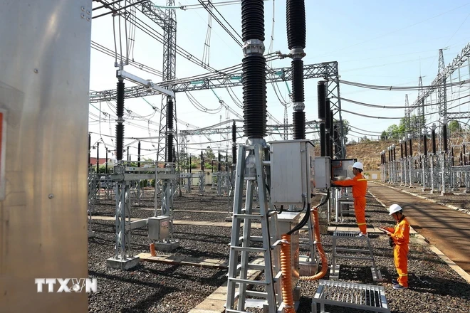 Kiểm tra thiết bị tại Trạm biến áp 500kV Đăk Nông. (Ảnh: Huy Hùng/TTXVN)