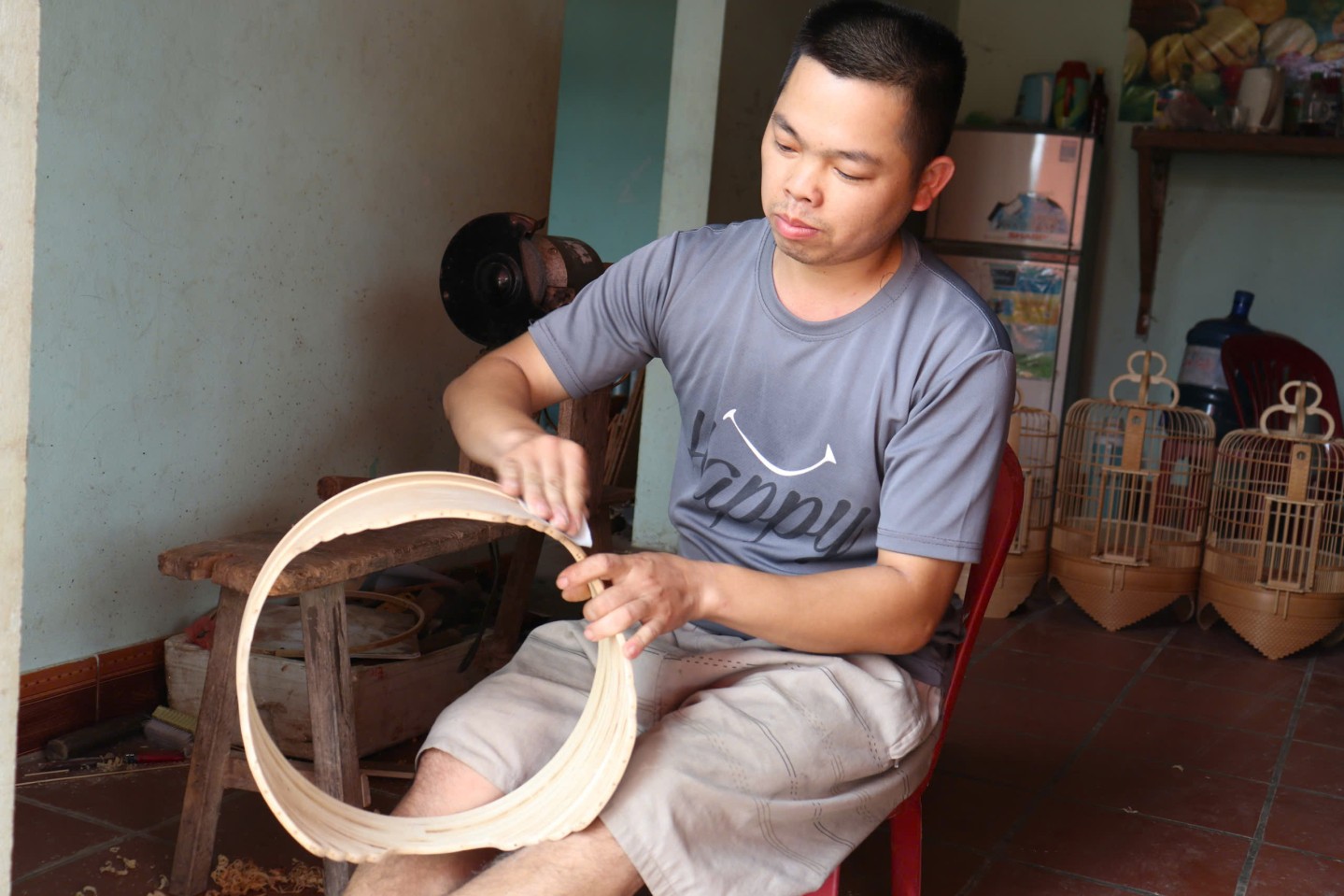 Để làm được một chiếc lồng chim phải mất rất nhiều thời gian, nếu làm liên tục thì một người phải mất khoảng 1 đến 2 tháng để  có được một sản phẩm hoàn thiện (tùy từng mẫu) 