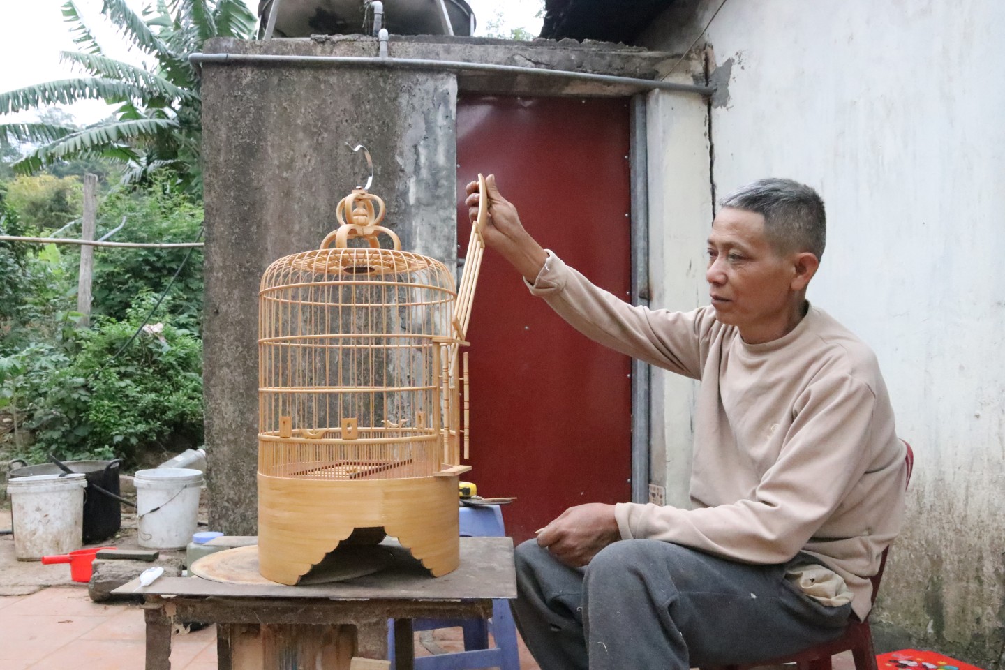 Các hộ trong thôn chủ yếu làm lồng chim theo đơn đặt hàng của khách. Với chất lượng được khẳng định qua từng sản phẩm nên nhiều khách hàng đã tìm đến tận nơi mua. Trung bình mỗi tháng, người dân trong thôn xuất bán từ 40 đến 50 chiếc, từ nghề làm lồng chim, nhiều hộ đã có thêm thu nhập trung bình từ 4 đến 6 triệu đồng/tháng.