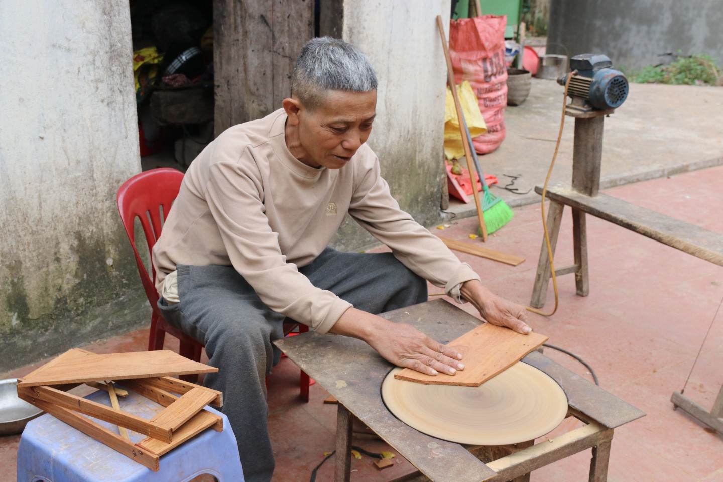 Hiện nay, người dân trong thôn đã dùng máy, khoan, máy bào, máy tuốt nan để hỗ trợ thực hiện các công đoạn