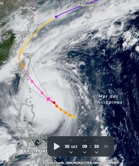 Ảnh vệ tinh chụp siêu bão Kong-rey ngày 30-10. Ảnh: Zoom Earth 