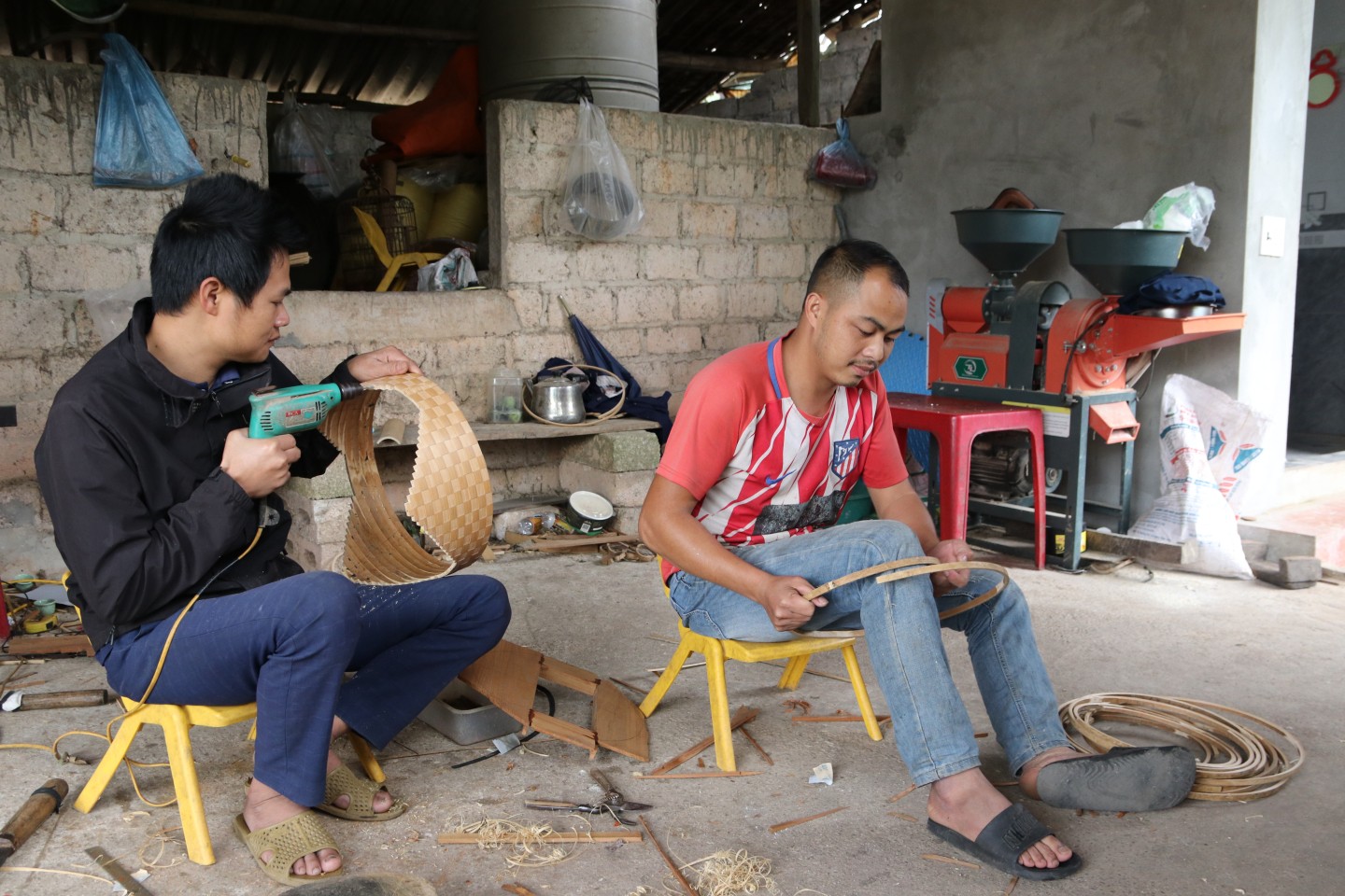 Nghề làm lồng chim tại thôn Túng Mẩn, xã Vân An đã có từ lâu. Tuy nhiên, trước đây, người dân làm lồng chim chỉ để thoả mãn thú vui tao nhã chứ chưa cung cấp ra thị trường. Những năm trở lại đây, nhiều hộ trên địa bàn thôn mới bắt đầu làm với số lượng nhiều để bán. Hiện nay, trên địa bàn thôn có khoảng 25 hộ làm nghề đan lồng chim