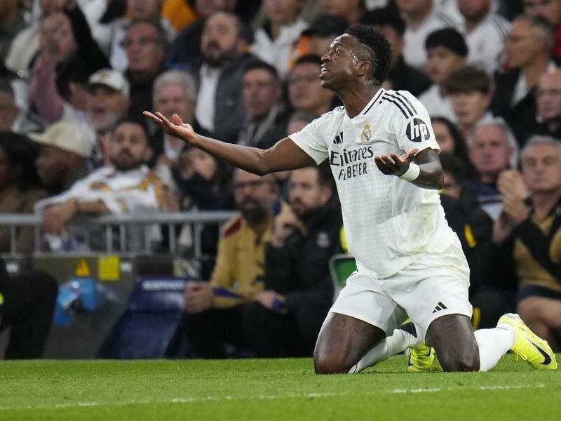  Vinicius chơi tệ trong trận Real Madrid thua Barcelona 0-4. Ảnh: AP