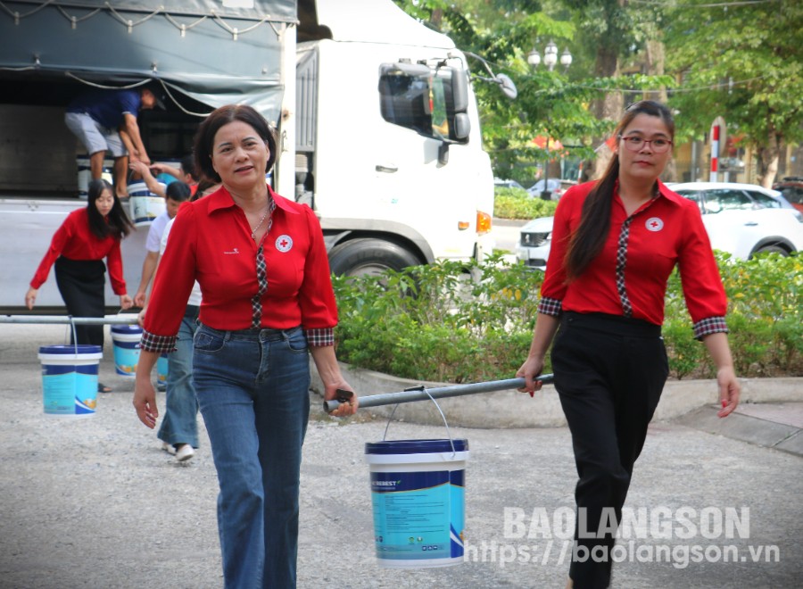 Lãnh đạo, cán bộ Hội Chữ thập đỏ tỉnh tham gia hỗ trợ vận chuyển sơn