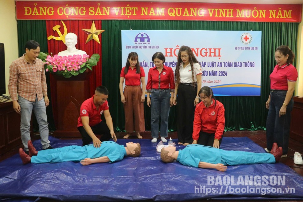 Các đại biểu thực hành sơ cứu nạn nhân chấn thương do tai nạn giao thông