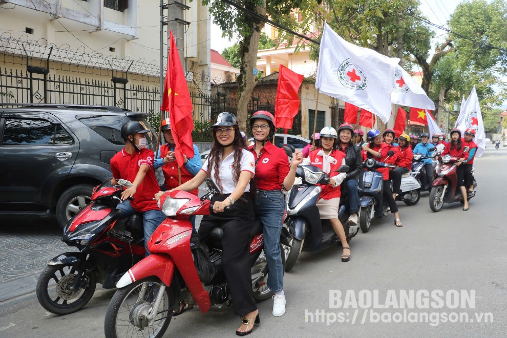 Các đại biểu tham gia diễu hành tuyên truyền an toàn giao thông tại thành phố Lạng Sơn