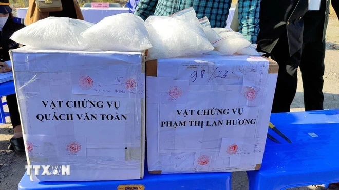 Vật chứng trong 2 vụ án liên quan đến ma túy. (Ảnh: TTXVN phát)