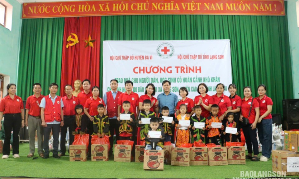 Hội Chữ thập đỏ tỉnh phối hợp tặng 150 suất quà cho các hộ dân, học sinh có hoàn cảnh khó khăn bị ảnh hưởng bởi cơn bão số 3 tại huyện Cao Lộc