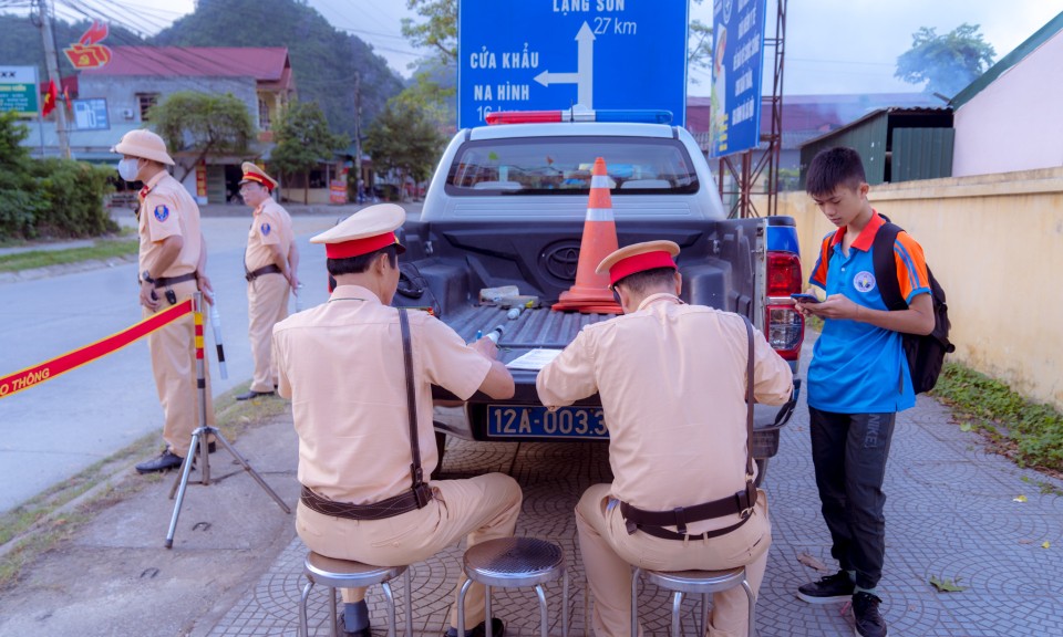 Đội cảnh sát giao thông - Trật tự Công an huyên Văn Lãng:  Xử lý 13 học sinh vi phạm giao thông