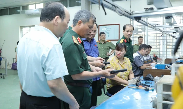 Phát triển công nghiệp an ninh hiện đại, lưỡng dụng