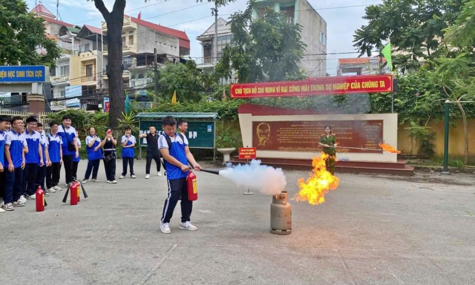 Kiến thức phòng cháy chữa cháy: Bài học quan trọng trong các trường phổ thông