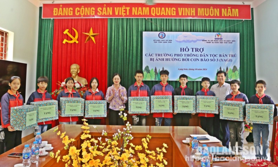 Đào tạo phối hợp tổ chức hỗ trợ trang thiết bị dạy học cho trường bị ảnh hưởng bởi bão số 3 tại xã Liên