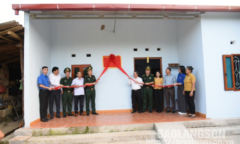 Đồn Biên phòng Na Hình tổ chức khánh thành nhà đại đoàn kết tại xã Thụy Hùng, huyện Văn Lãng