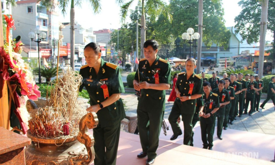 Đoàn đại biểu Hội Cựu chiến binh tỉnh dâng hương trước thềm đại hội