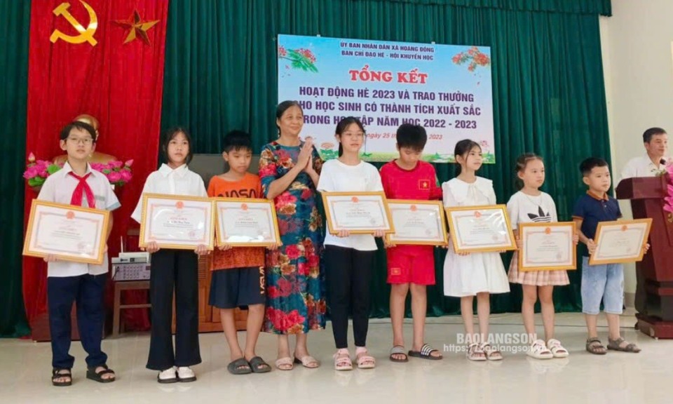 Người cao tuổi chăm lo công tác khuyến học, khuyến tài