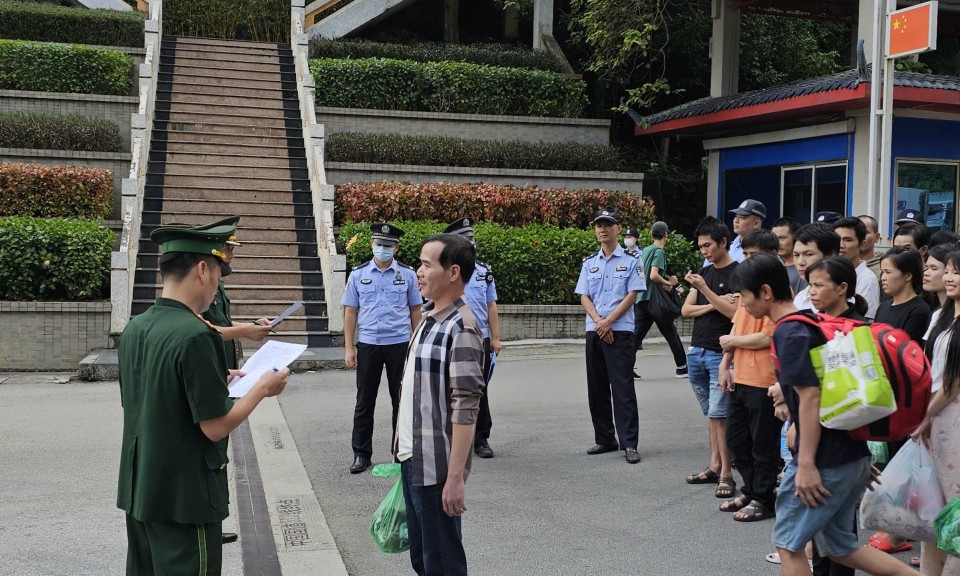 Công an Lạng Sơn tiếp nhận 72 công dân xuất cảnh trái phép do Trung Quốc trao trả