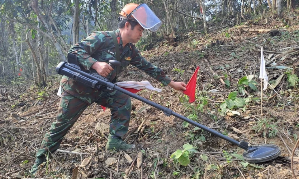 Tăng chế độ bồi dưỡng người trực tiếp rà phá bom mìn lên 350.000 đồng mỗi ngày