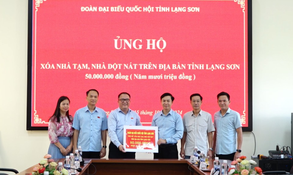 Đoàn Đại biểu Quốc hội tỉnh: Trao 50 triệu đồng ủng hộ xóa nhà tạm, nhà dột nát trên địa bàn tỉnh Lạng Sơn