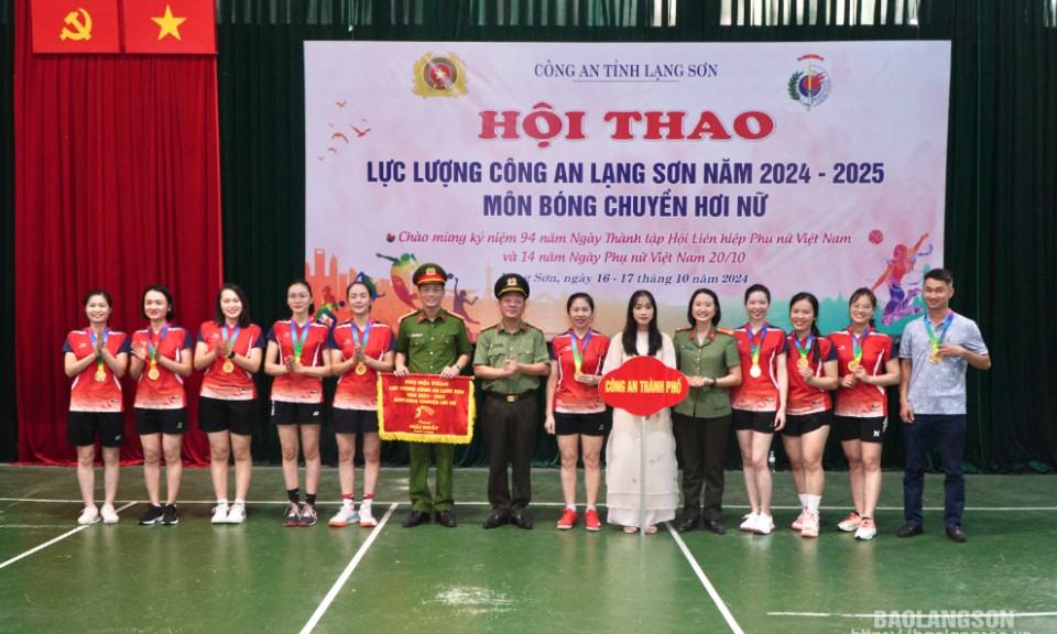 Hơn 100 vận động viên tham gia hội thao lực lượng  Công an Lạng Sơn môn bóng chuyền hơi nữ