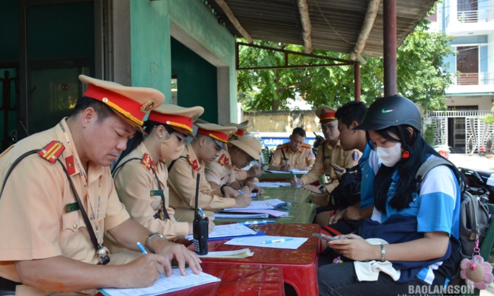 Cao điểm đảm bảo an toàn giao thông cho lứa tuổi học sinh: Tuyên truyền rộng, xử lý nghiêm