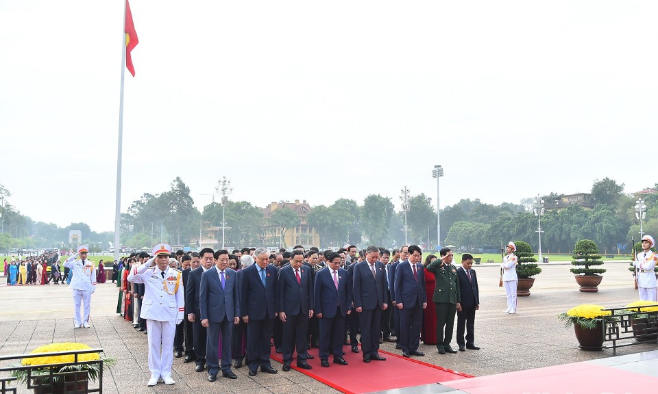 Các đại biểu Quốc hội vào Lăng viếng Chủ tịch Hồ Chí Minh