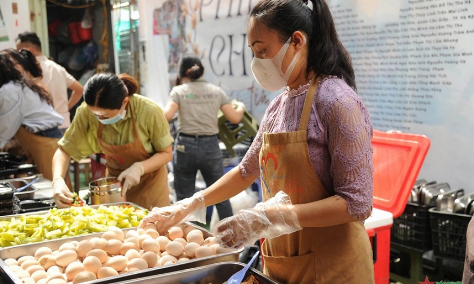 “Phiên chợ trái tim” - Mỗi suất cơm là một lời động viên, một niềm hy vọng