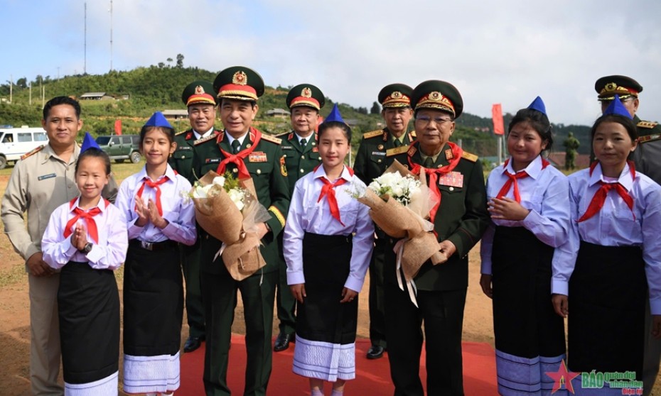 Bộ trưởng Quốc phòng hai nước Việt Nam - Lào thăm Trường Tiểu học - Trung học cơ sở Pahang