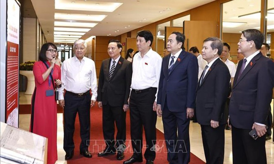 tịch Quốc hội Trần Thanh Mẫn tham quan triển lãm chuyên đề 'Nhật báo Quốc hội với Tổng tuyển cử đầu tiên