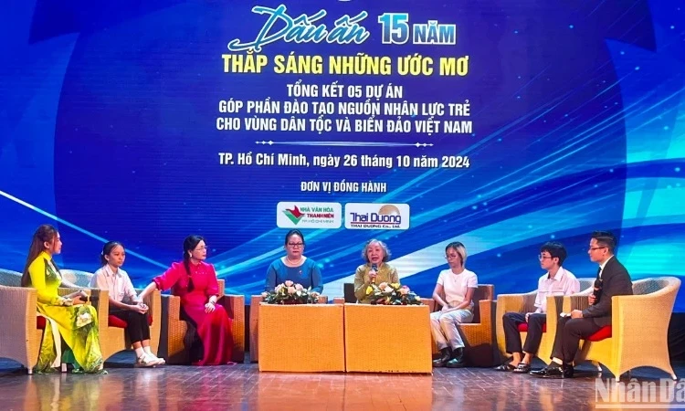 Hơn 1.700 học sinh, sinh viên thụ hưởng Quỹ học bổng Vừ A Dính