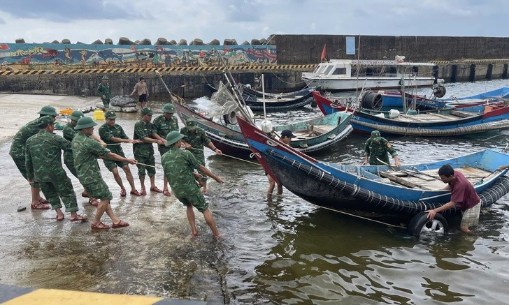 Lực lượng biên phòng tích cực hỗ trợ nhân dân phòng chống bão số 6