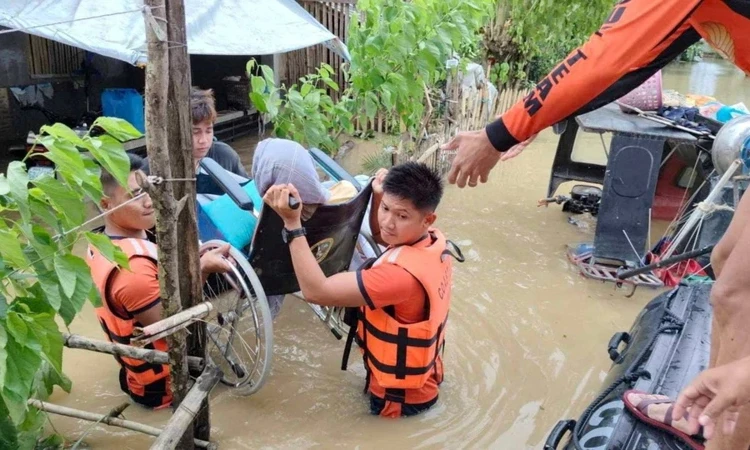 Hơn 50.000 người tại đảo Hải Nam (Trung Quốc) sơ tán vì bão Trà Mi