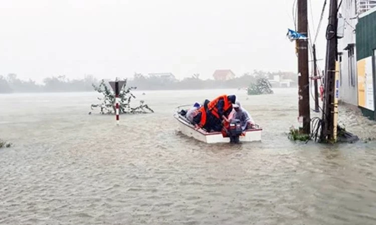 Quảng Bình: Bị lật thuyền trong lũ, 1 người mất tích