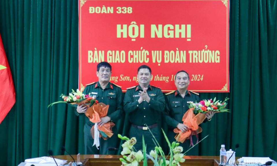 Bàn giao chức vụ Đoàn trưởng Đoàn Kinh tế-Quốc phòng 338