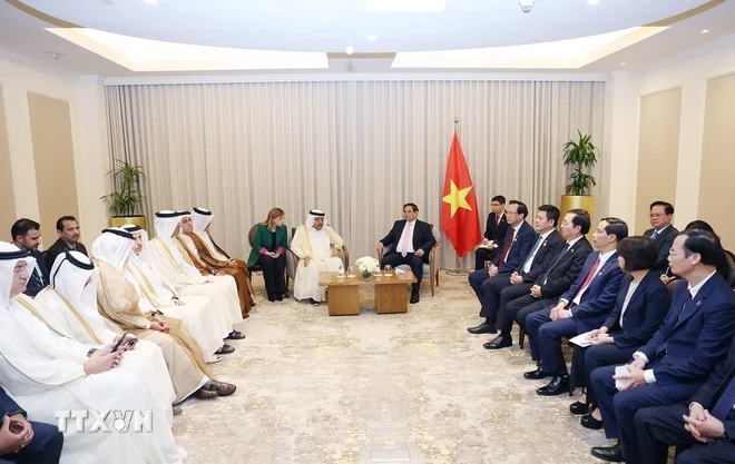 Thủ tướng Phạm Minh Chính tiếp đoàn doanh nghiệp do ông Sheikh Faisal bin Qassim Al Thani, Chủ tịch Hiệp hội Doanh nghiệp Qatar (QBA) dẫn đầu. (Ảnh: Dương Giang/TTXVN)