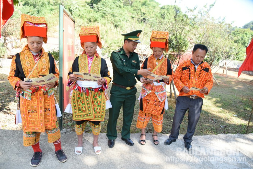 Cán bộ Đồn Biên phòng Ba Sơn phát tờ rơi tuyên truyền pháp luật cho người dân