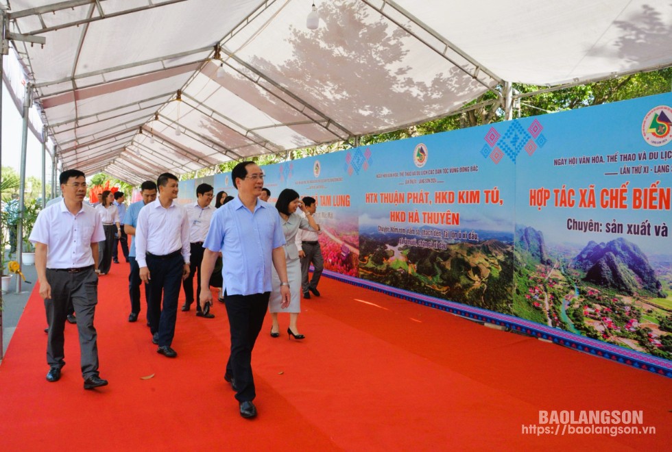 Đồng chí Dương Xuân Huyên, Ủy viên Ban Thường vụ Tỉnh ủy, Phó Chủ tịch Thường trực UBND tỉnh, Trưởng Ban Tổ chức ngày hội và thành viên Ban Tổ chức kiểm tra khu vực trưng bày các gian hàng 