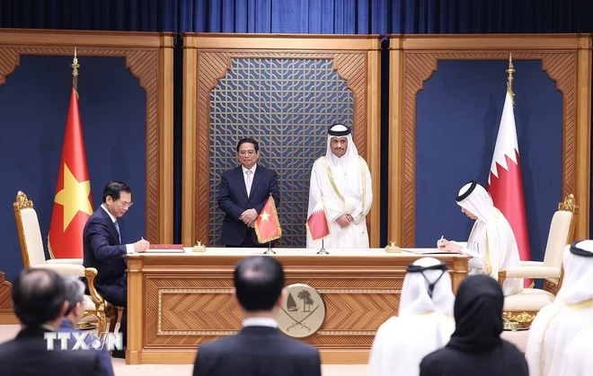 Thủ tướng Phạm Minh Chính và Thủ tướng Nhà nước Qatar Sheikh Mohammed bin Abdulrahman bin Jasim Al-Thani chứng kiến Lễ ký Nghị định thư giữa Chính phủ Việt Nam và Chính phủ Qatar sửa đổi Hiệp định giữa Chính phủ Việt Nam và Chính phủ Qatar về vận chuyển hàng không. (Ảnh: Dương Giang/TTXVN)