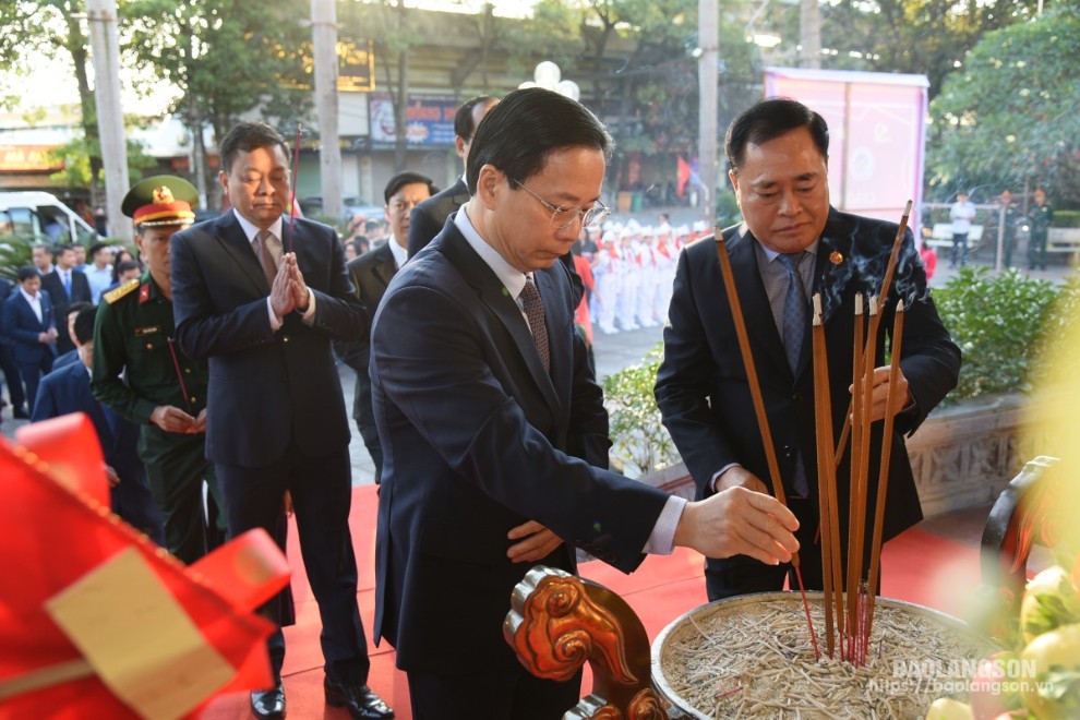 Các đồng chí lãnh đạo tỉnh dâng hương tại Khuôn viên lưu niệm Chủ tịch Hồ Chí Minh