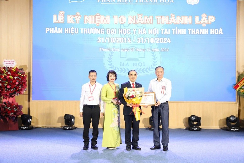 Lãnh đạo Phân hiệu trường Đại học Y Hà Nội nhận Bằng khen của Bộ Y tế - Ảnh: VGP/HM