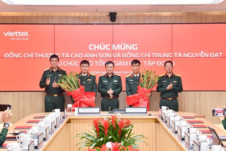 Ban lãnh đạo Viettel chúc mừng đồng chí Cao Anh Sơn và đồng chí Nguyễn Đạt được bổ nhiệm Phó Tổng Giám đốc Tập đoàn - Ảnh: VGP/HT