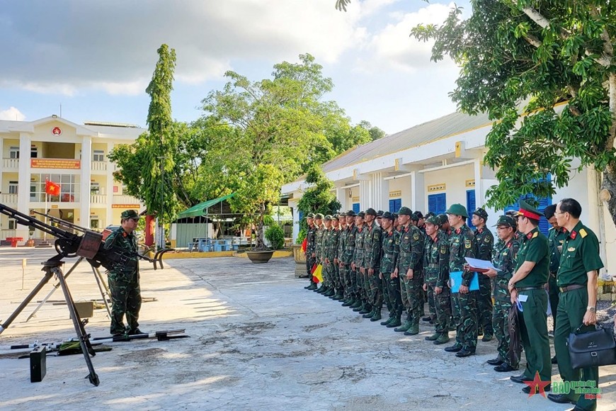  Lãnh đạo Bộ CHQS tỉnh Khánh Hòa kiểm tra công tác huấn luyện tại Trung đoàn 974. Ảnh: DUY ANH