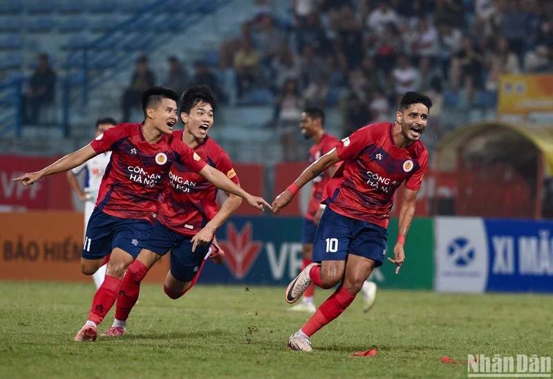 Leo Artur (số 10) ăn mừng cùng các đồng đội sau bàn thắng mở tỷ số cho Công an Hà Nội. (Ảnh: TRẦN HẢI)