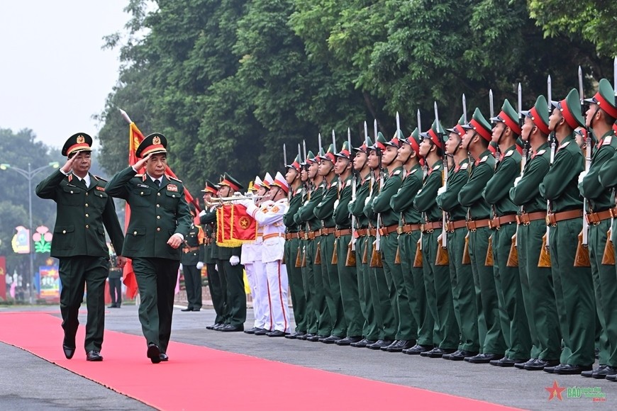  Đại tướng Phan Văn Giang, ủy viên Bộ Chính trị, phó bí thư Quân ủy Trung ương, bộ trưởng Bộ Quốc phòng duyệt đội danh dự trong lễ thành lập Quân đoàn 12 ngày 2-12-2023 tại Ninh Bình. Ảnh: qdnd.vn