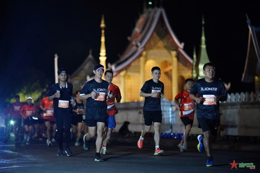 Các vận động viên tranh tài chặng 1 Giải marathon 3 nước Đông Dương 2024. 